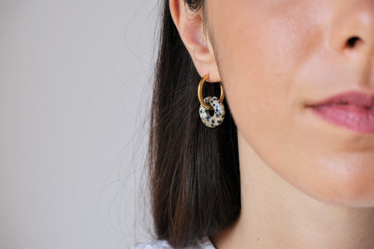 LE CIAMBELLE - Orecchini a cerchio con pietre a ciambella di diaspro dalmata - oro o argento