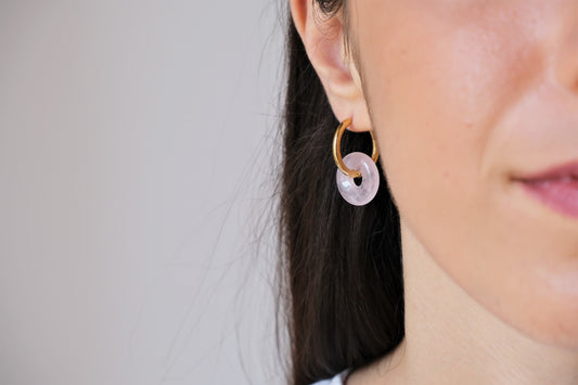 LE CIAMBELLE - Orecchini a cerchio con pietre a ciambella di quarzo rosa - oro e argento