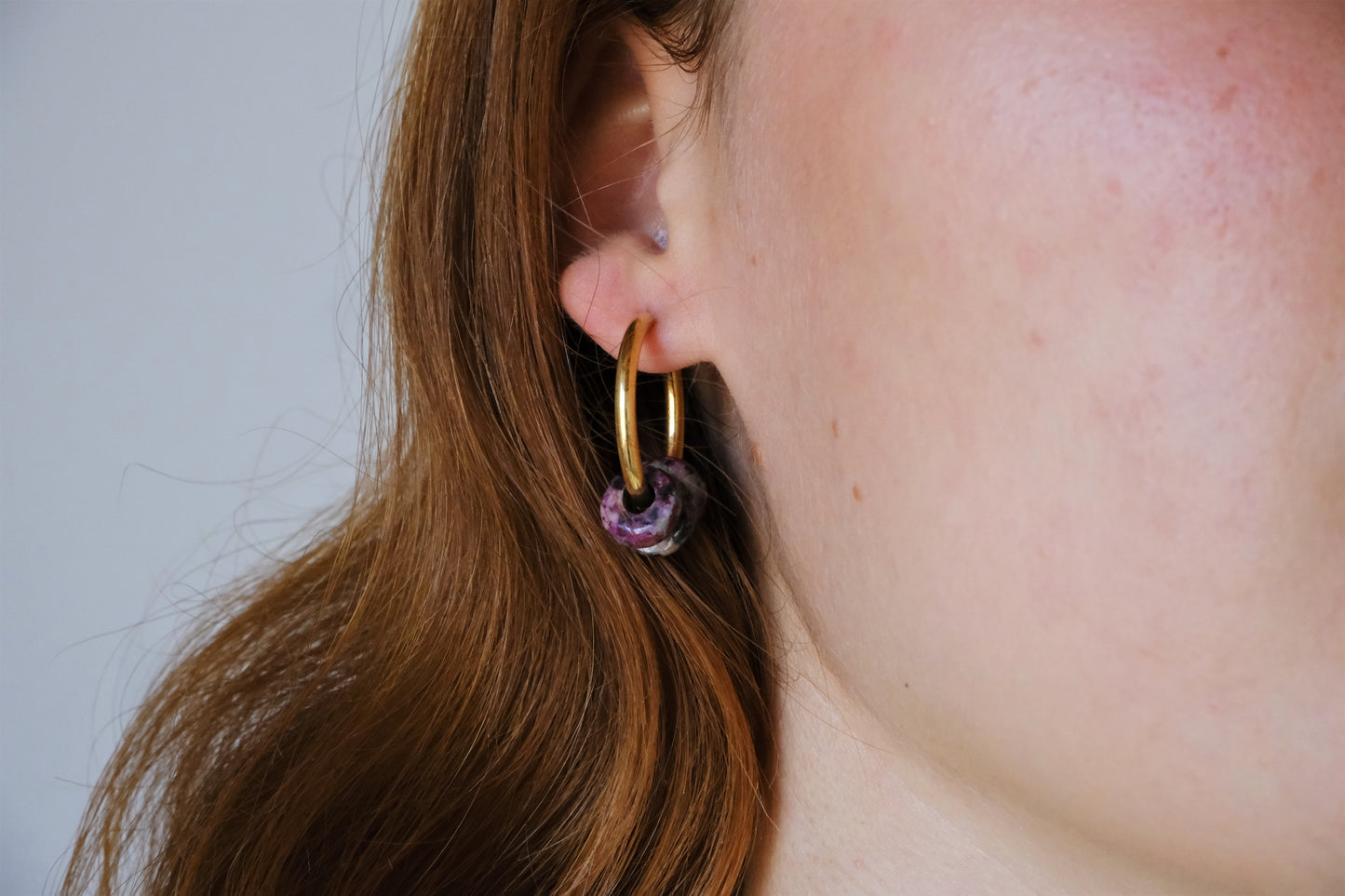 Orecchini a cerchio con tre pietre di epidoto