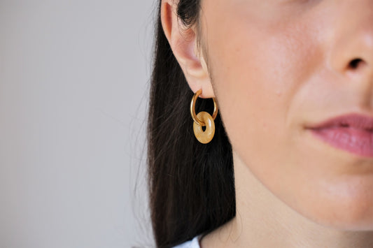 LE CIAMBELLE - Orecchini a cerchio con pietre a ciambella di giada gialla - oro o argento