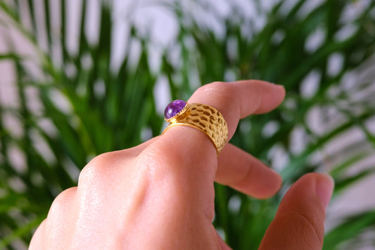 Anello martellato a fascia regolabile con pietra di ametista