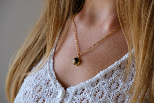 Collana con castone floreale tondo e pietra di occhio di tigre