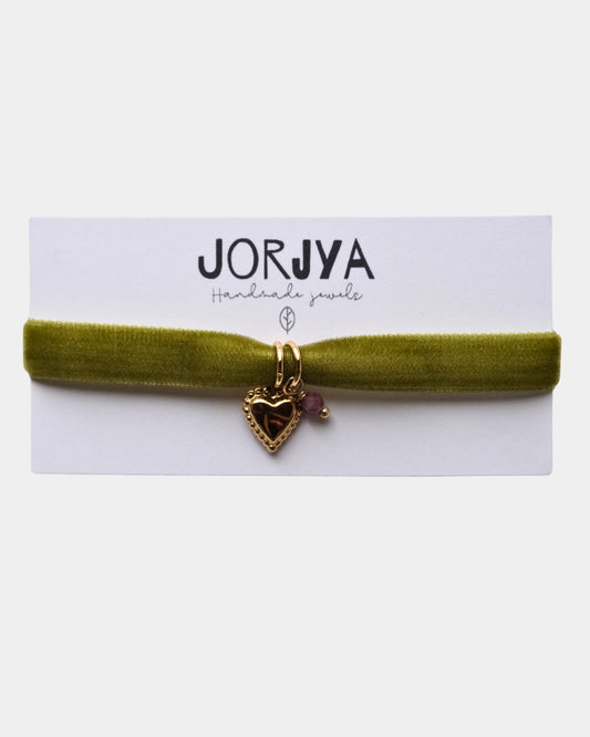 Bracciale in nastro di velluto verde con pendente con cuore e pietra di tormalina