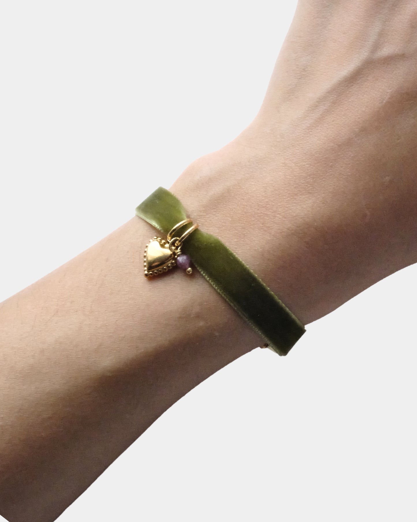 Bracciale in nastro di velluto verde con pendente con cuore e pietra di tormalina
