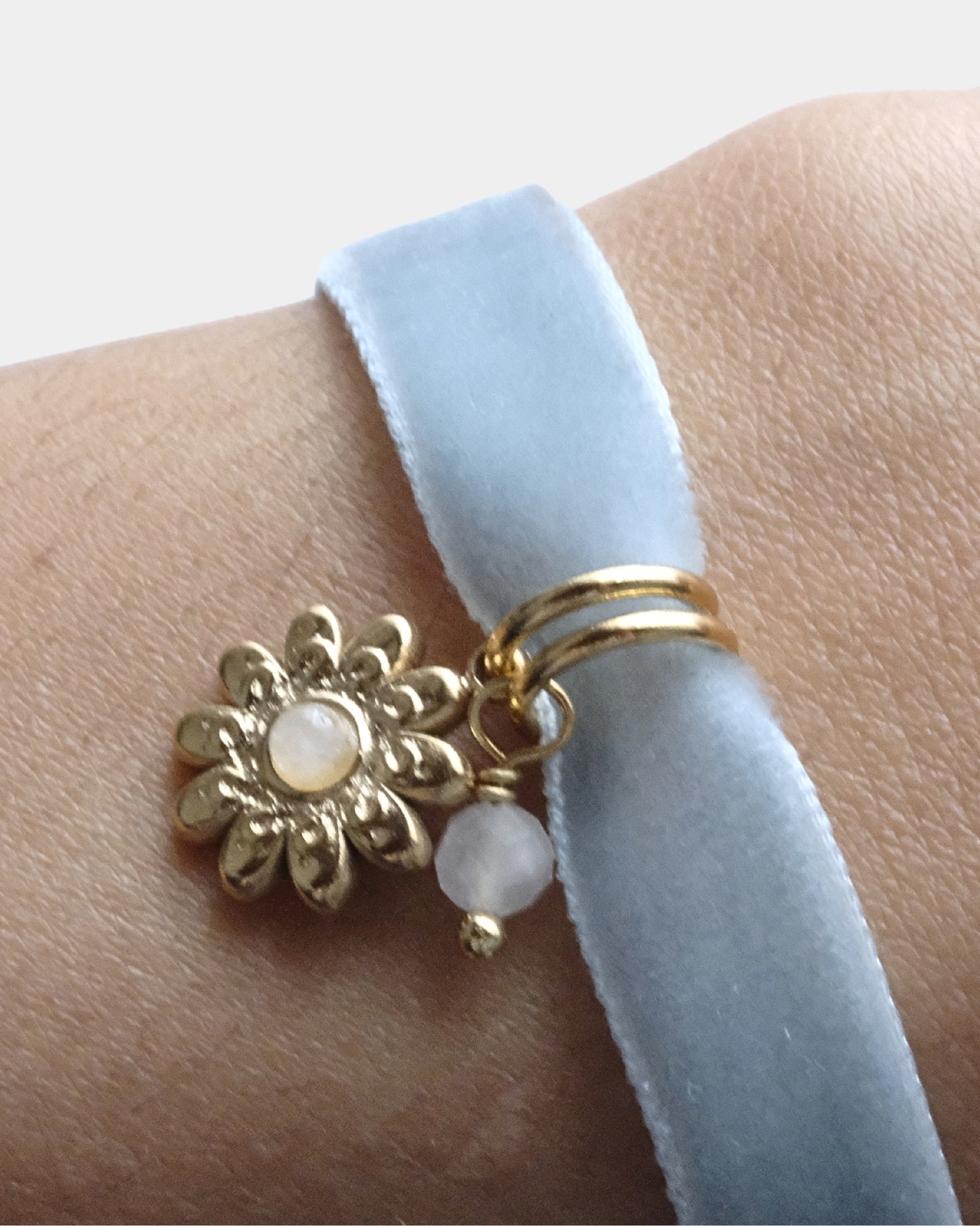 Bracciale in nastro di velluto azzurro con pendente con fiore e pietra di amazzonite