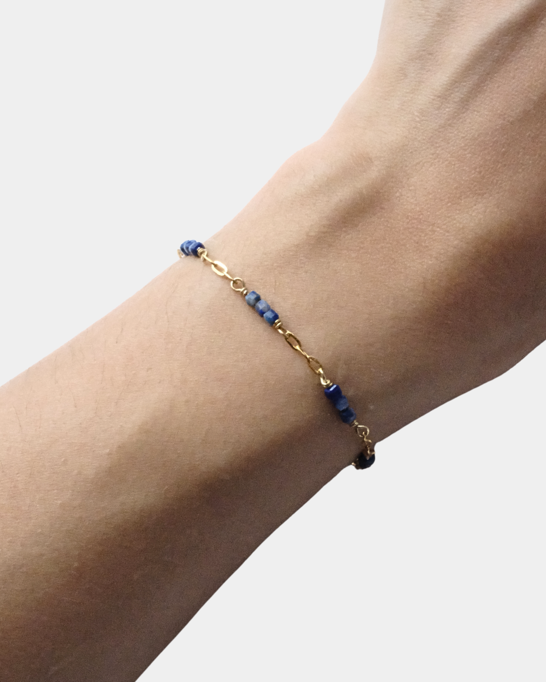 Bracciale con maglie allungate e pietre cubiche di lapislazzuli