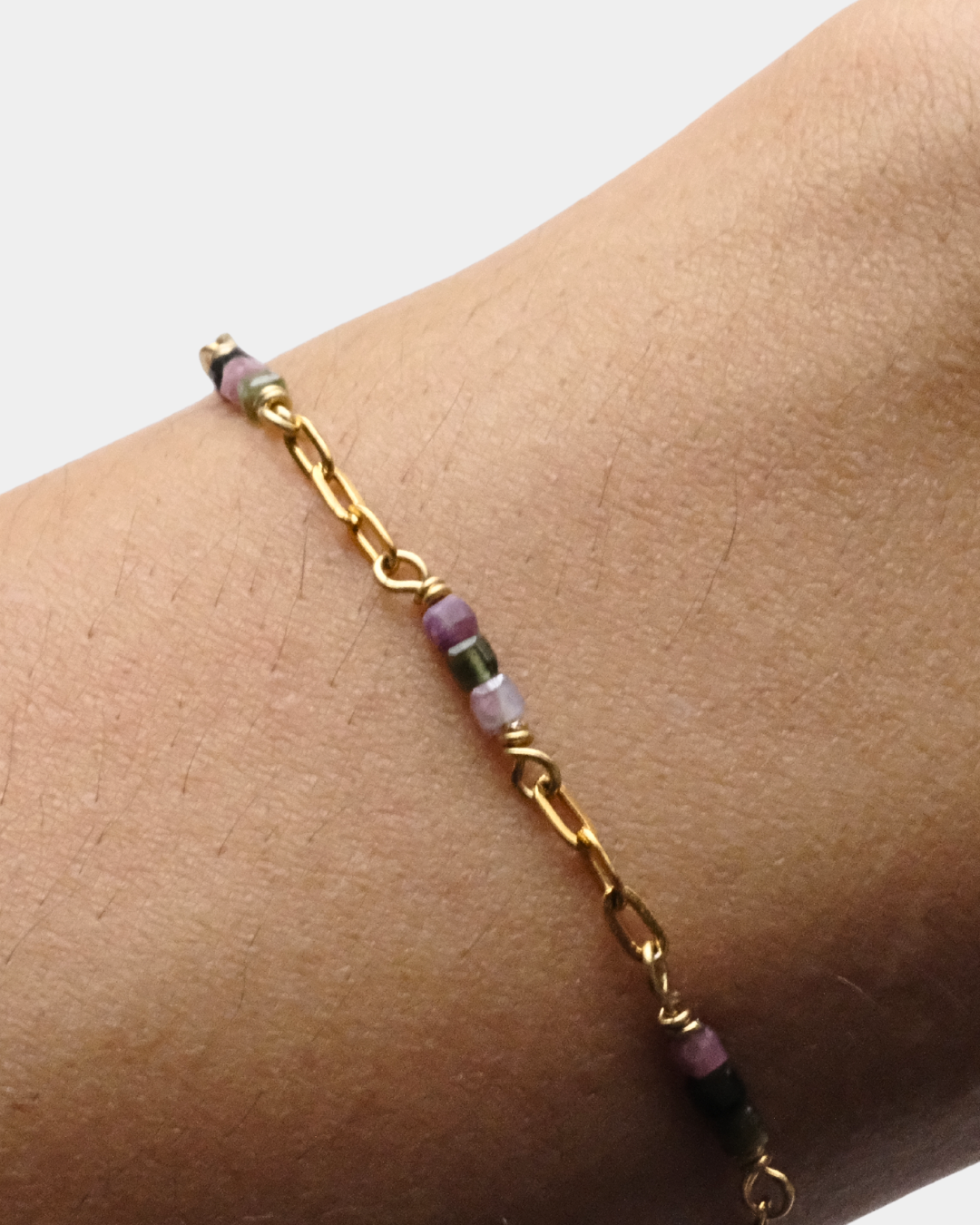 Bracciale con maglie allungate e pietre cubiche di tormalina
