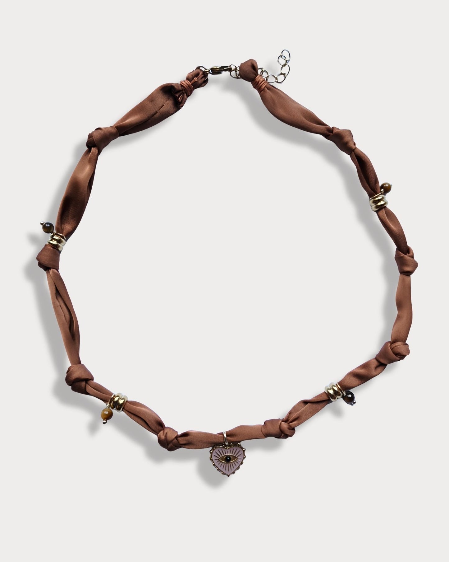 Collana in tessuto annodato marrone bruciato con cuore e pietre di occhio di tigre