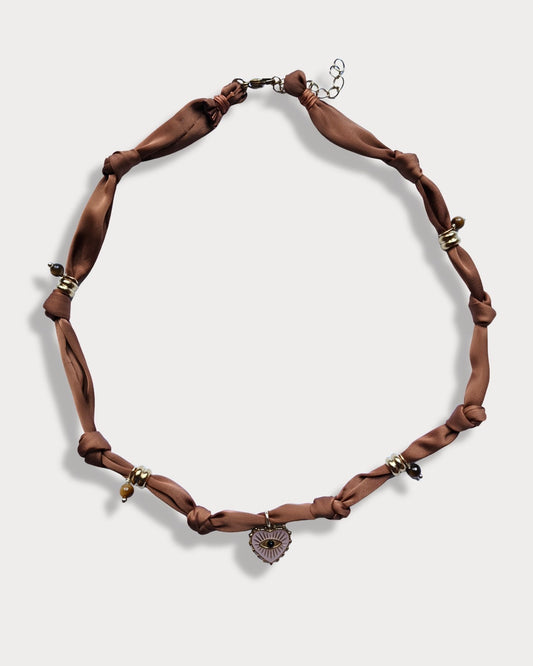 Collana in tessuto annodato marrone bruciato con cuore e pietre di occhio di tigre