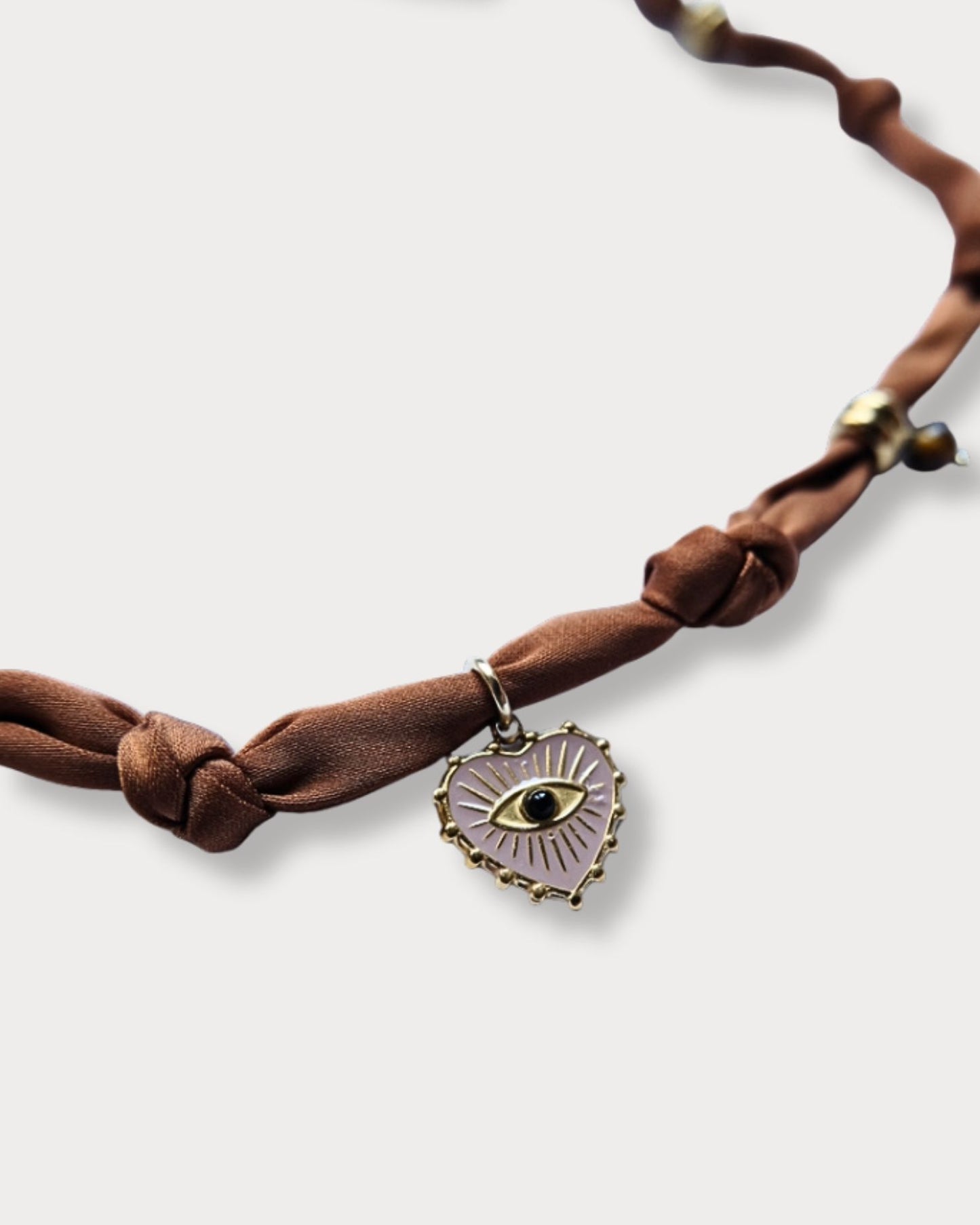Collana in tessuto annodato marrone bruciato con cuore e pietre di occhio di tigre