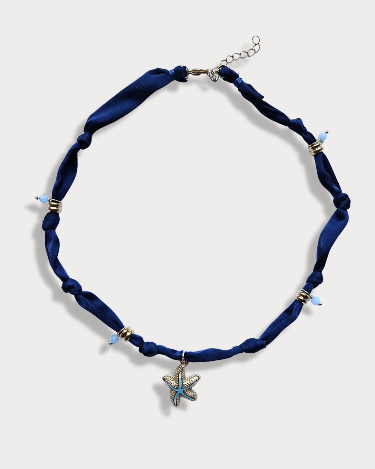 Collana in tessuto annodato blu navy con stella marina e pietre di amazzonite