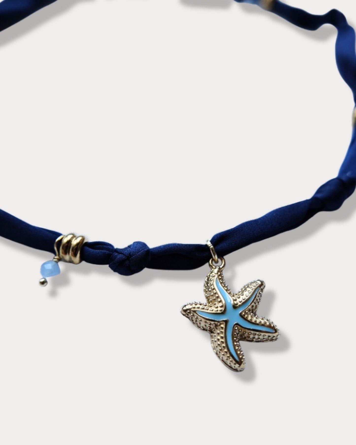 Collana in tessuto annodato blu navy con stella marina e pietre di amazzonite