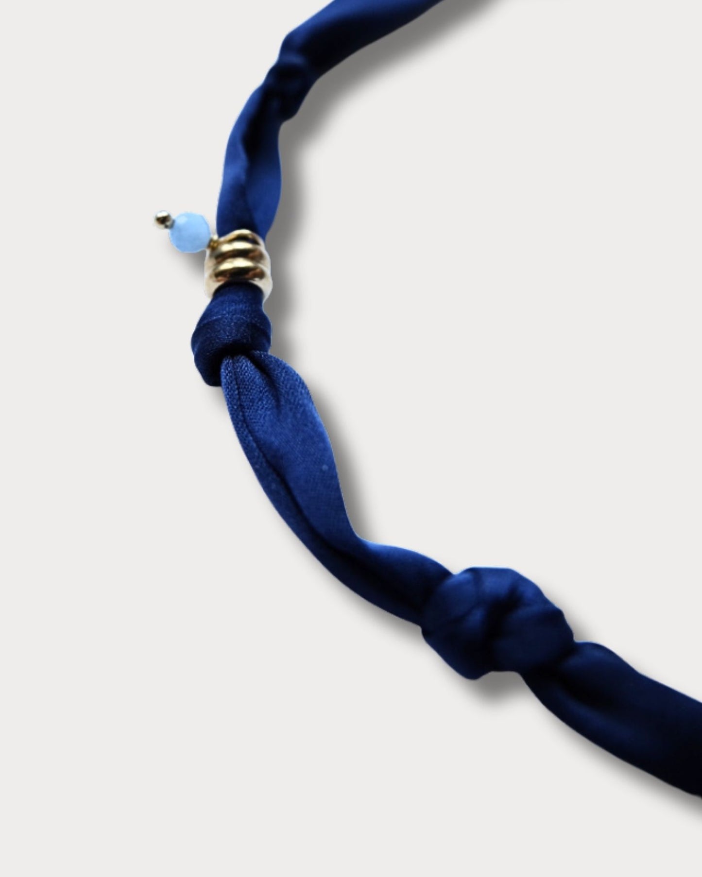 Collana in tessuto annodato blu navy con stella marina e pietre di amazzonite