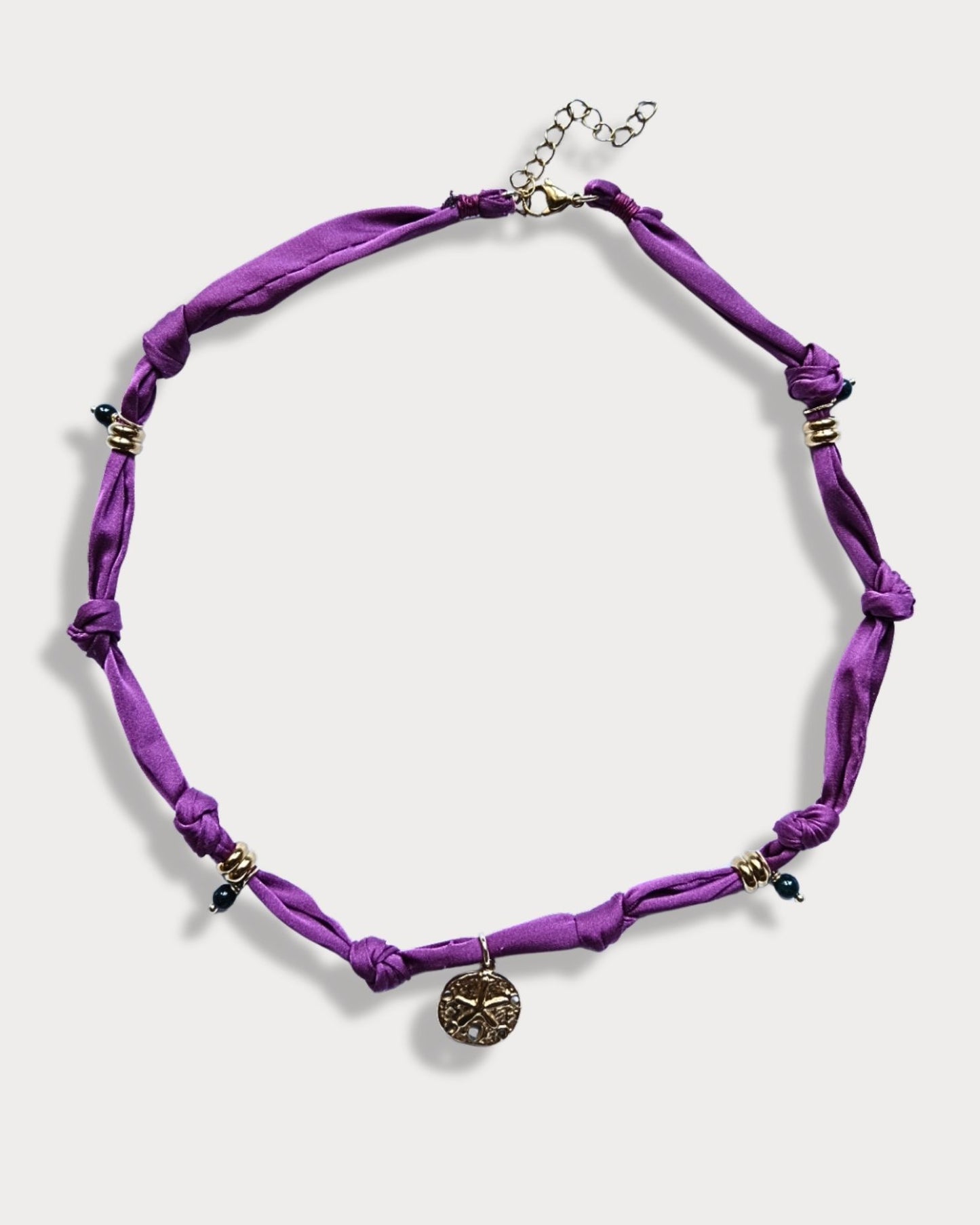 Collana in tessuto annodato color prugna con stella marina e pietre di agata indiana