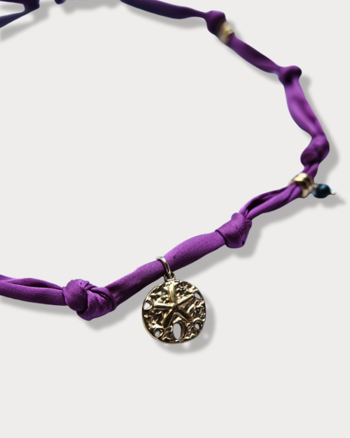 Collana in tessuto annodato color prugna con stella marina e pietre di agata indiana