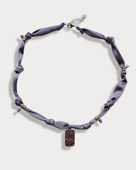 Collana in tessuto annodato color lilla chiaro con pendente con tramonto e pietre di ametista