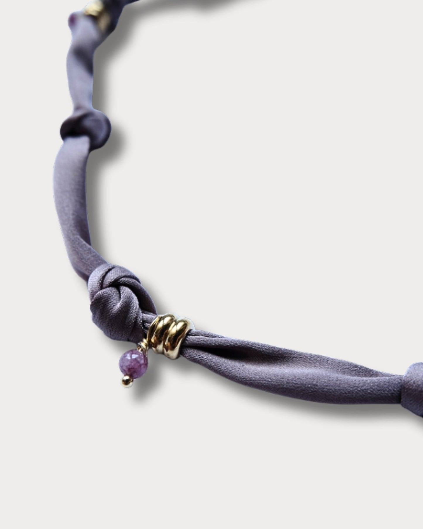 Collana in tessuto annodato color lilla chiaro con pendente con tramonto e pietre di ametista