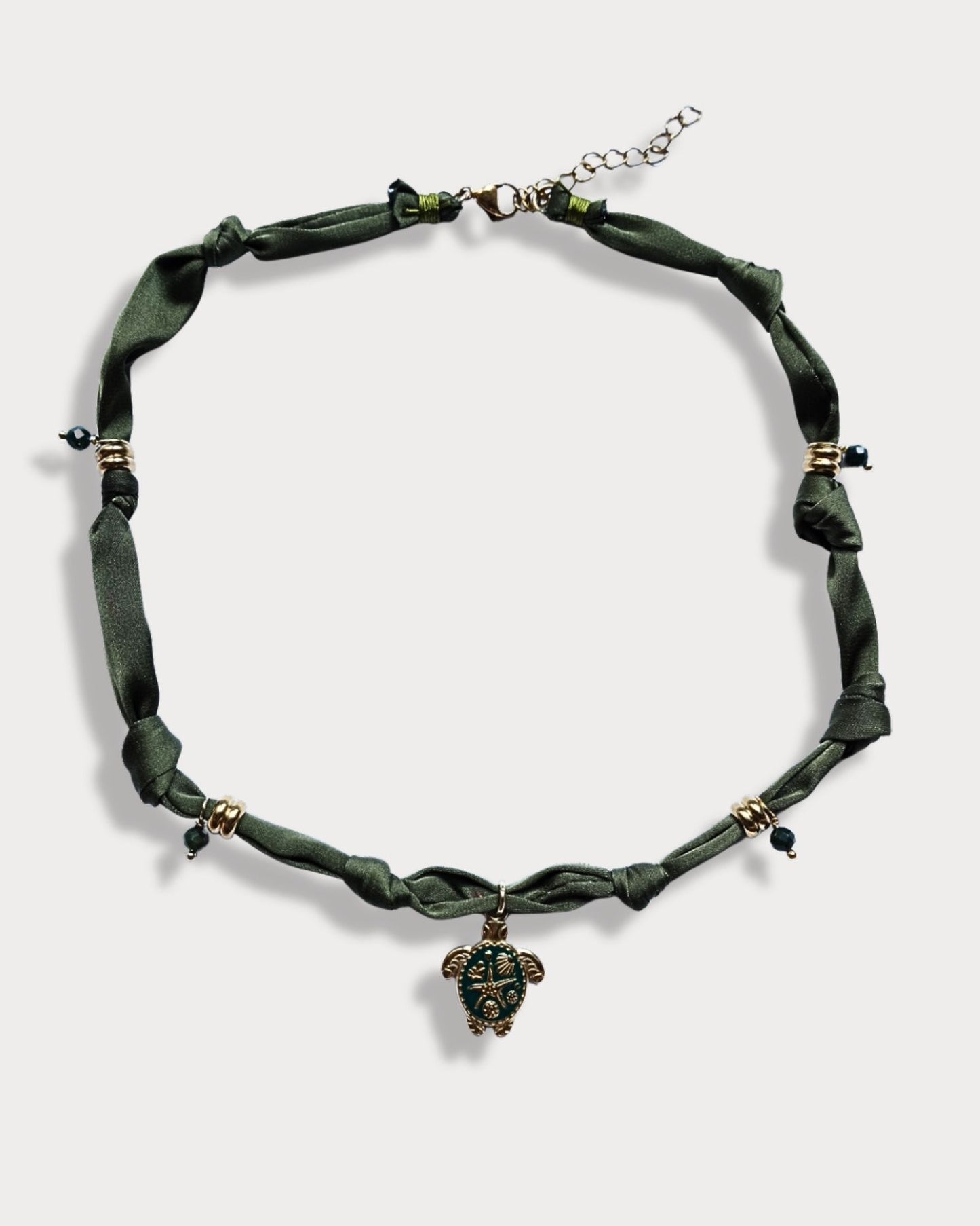 Collana in tessuto annodato verde militare con tartaruga e pietre di agata indiana