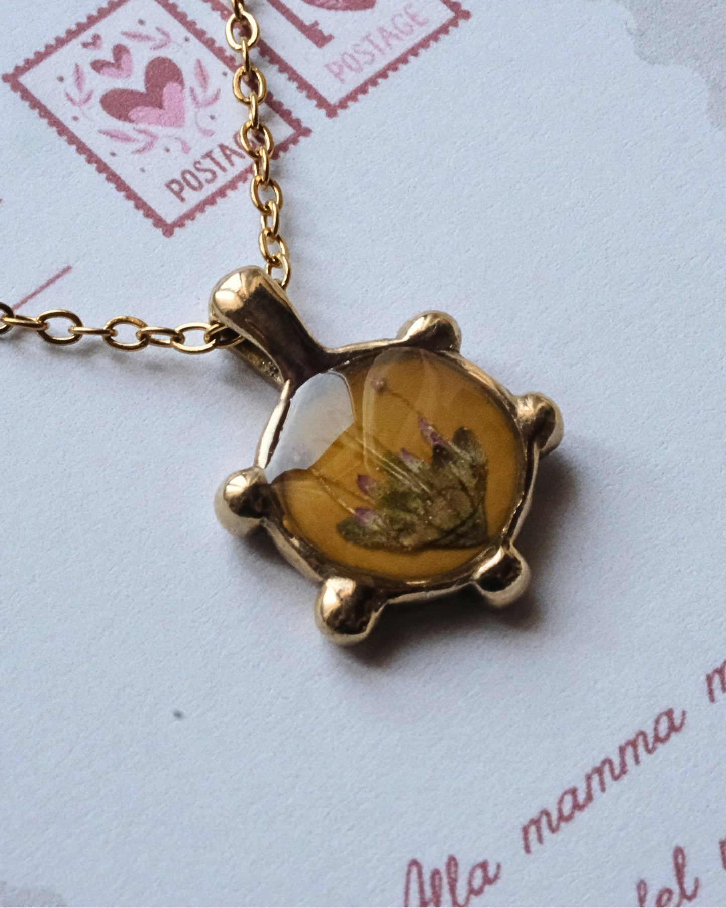 Collana con fiore di heuchera su base color senape
