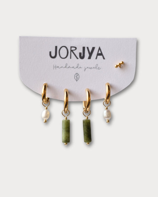 SET CON PIERCING - Set di due paia di orecchini e piercing con pietre di giada verde e perle di fiume