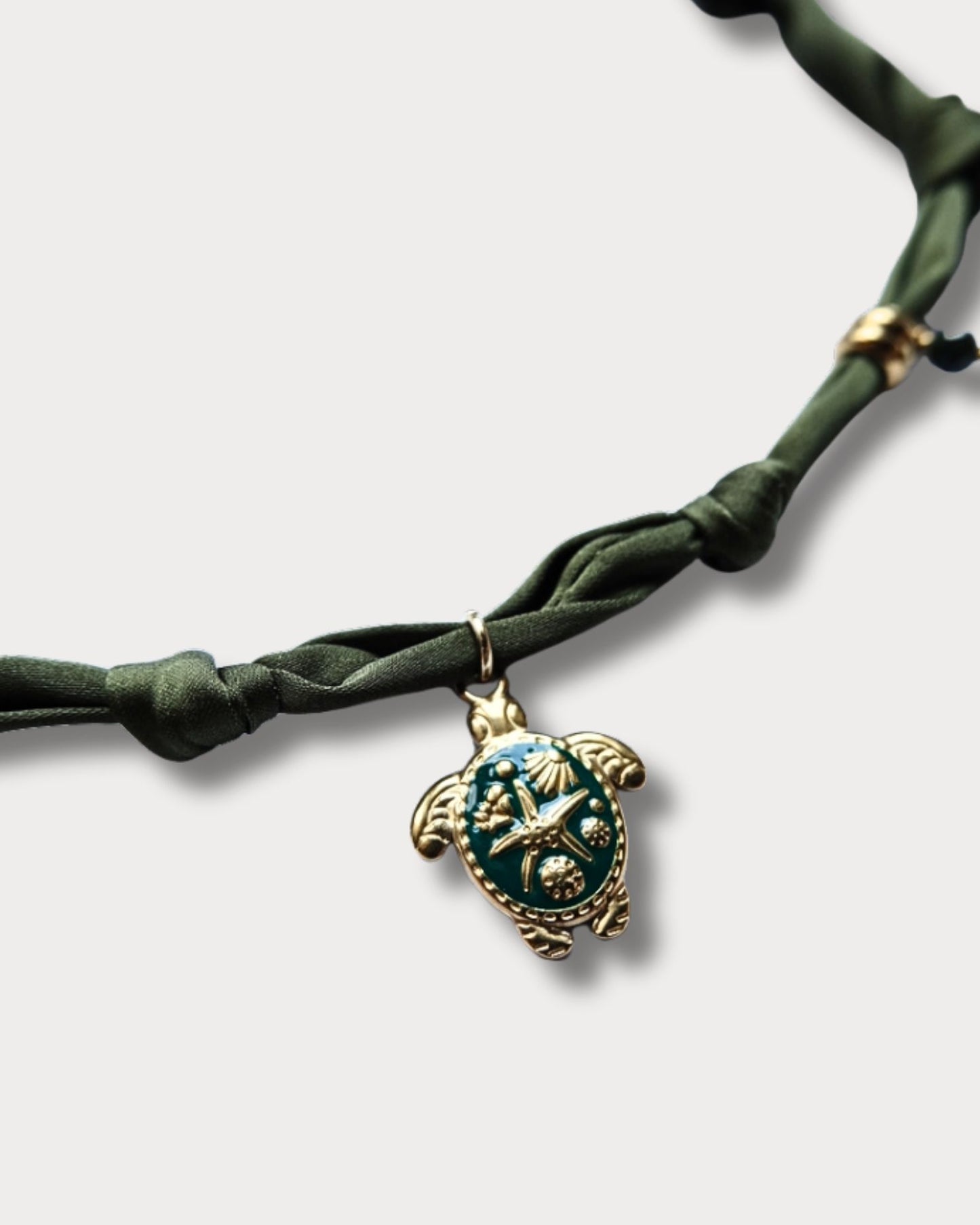 Collana in tessuto annodato verde militare con tartaruga e pietre di agata indiana