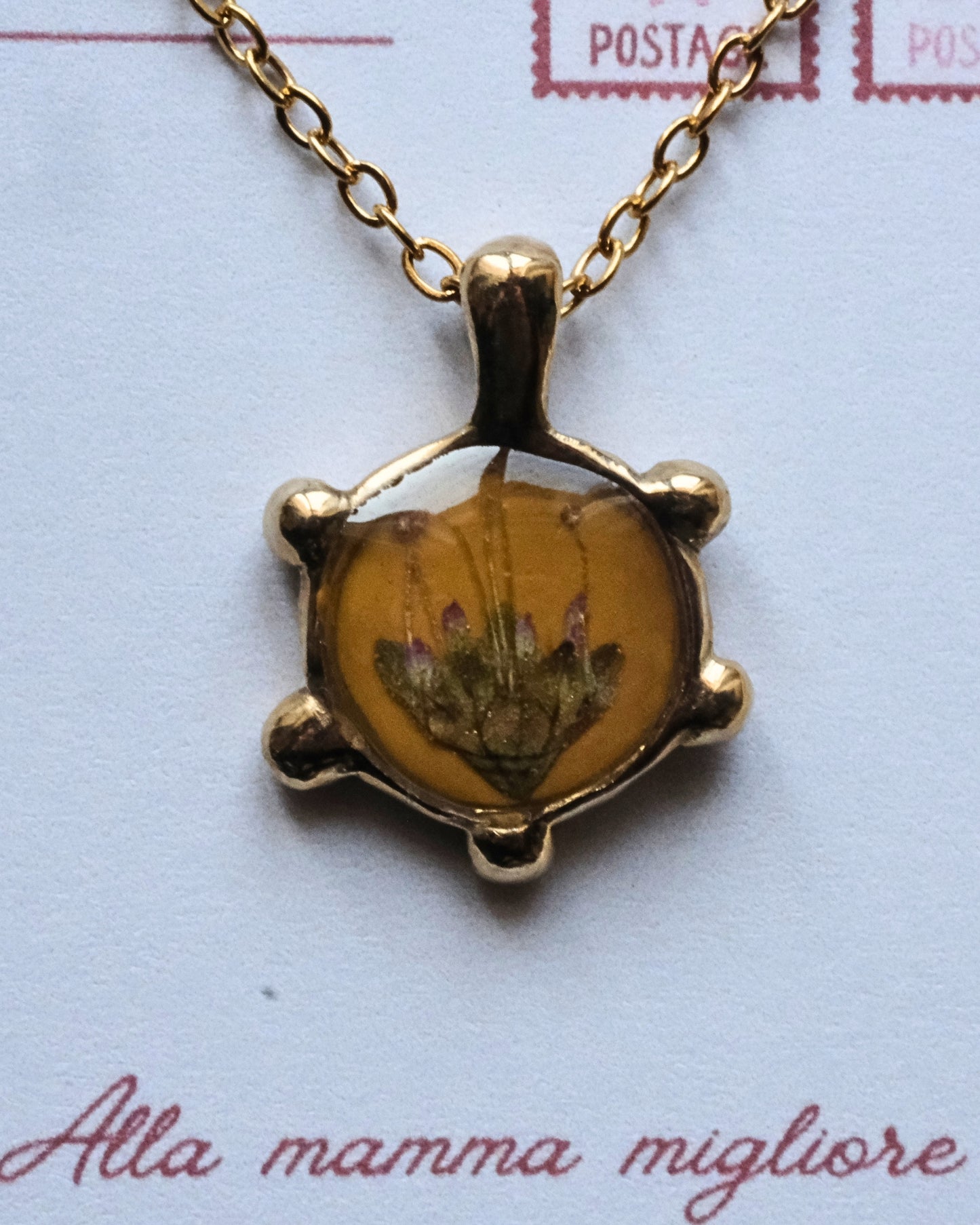 Collana con fiore di heuchera su base color senape
