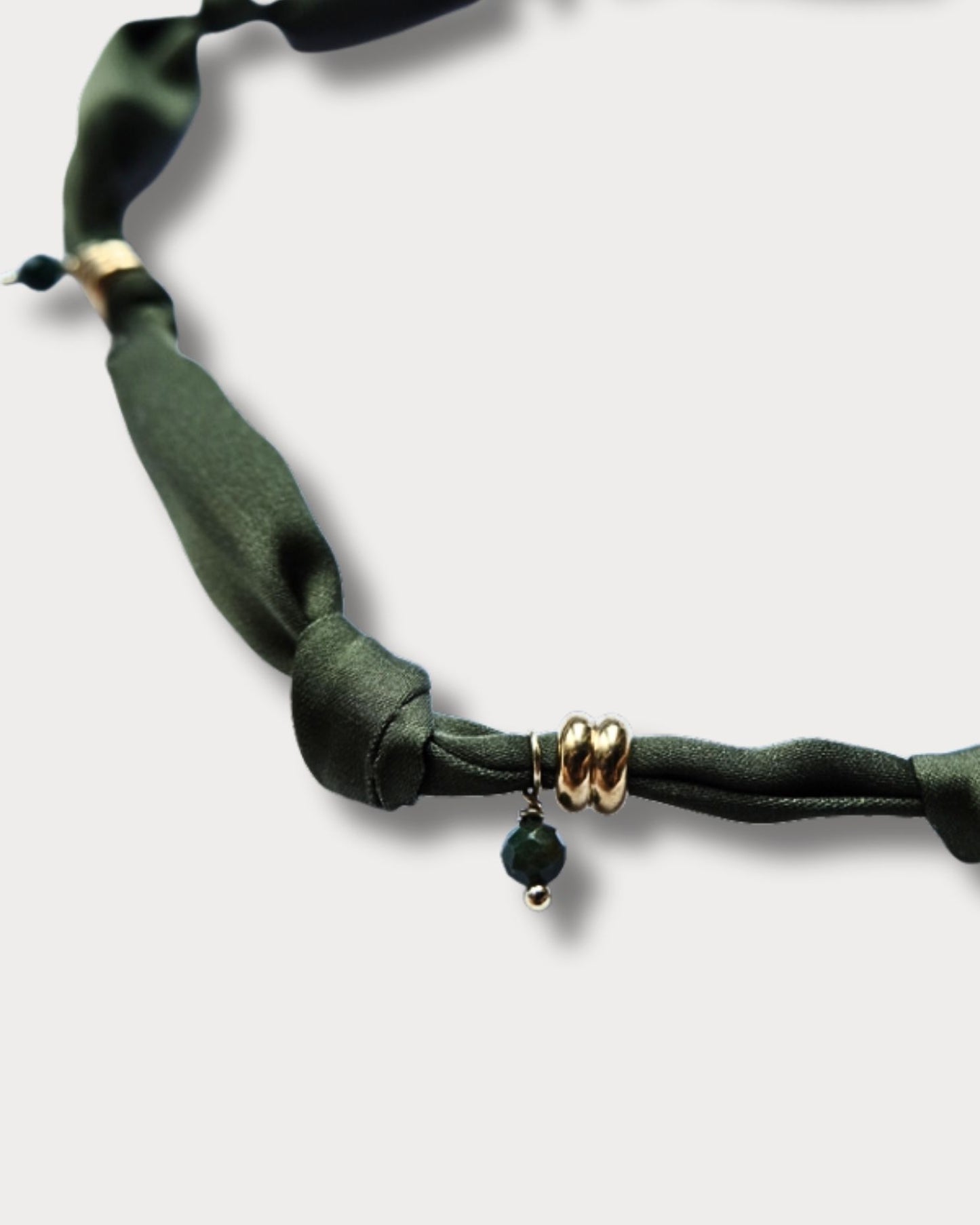 Collana in tessuto annodato verde militare con tartaruga e pietre di agata indiana