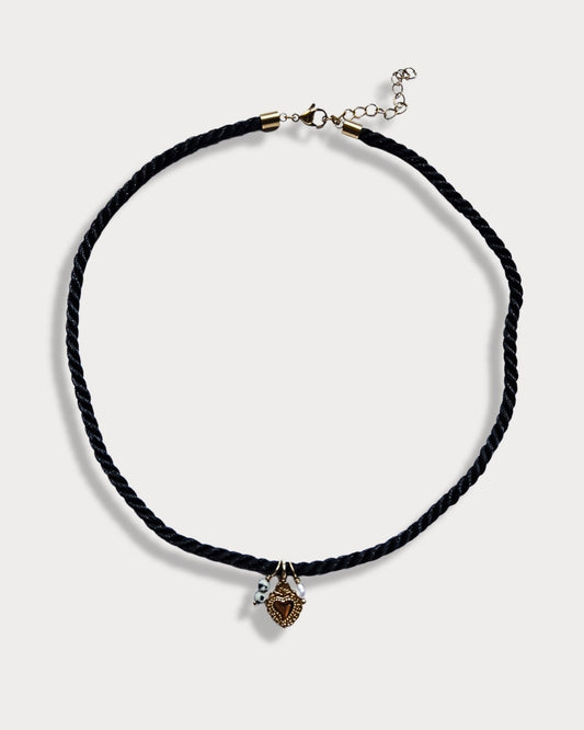 Collana in cordino intrecciato color nero con pendente a forma di cuore e pietra di diaspro dalmata e perla di fiume