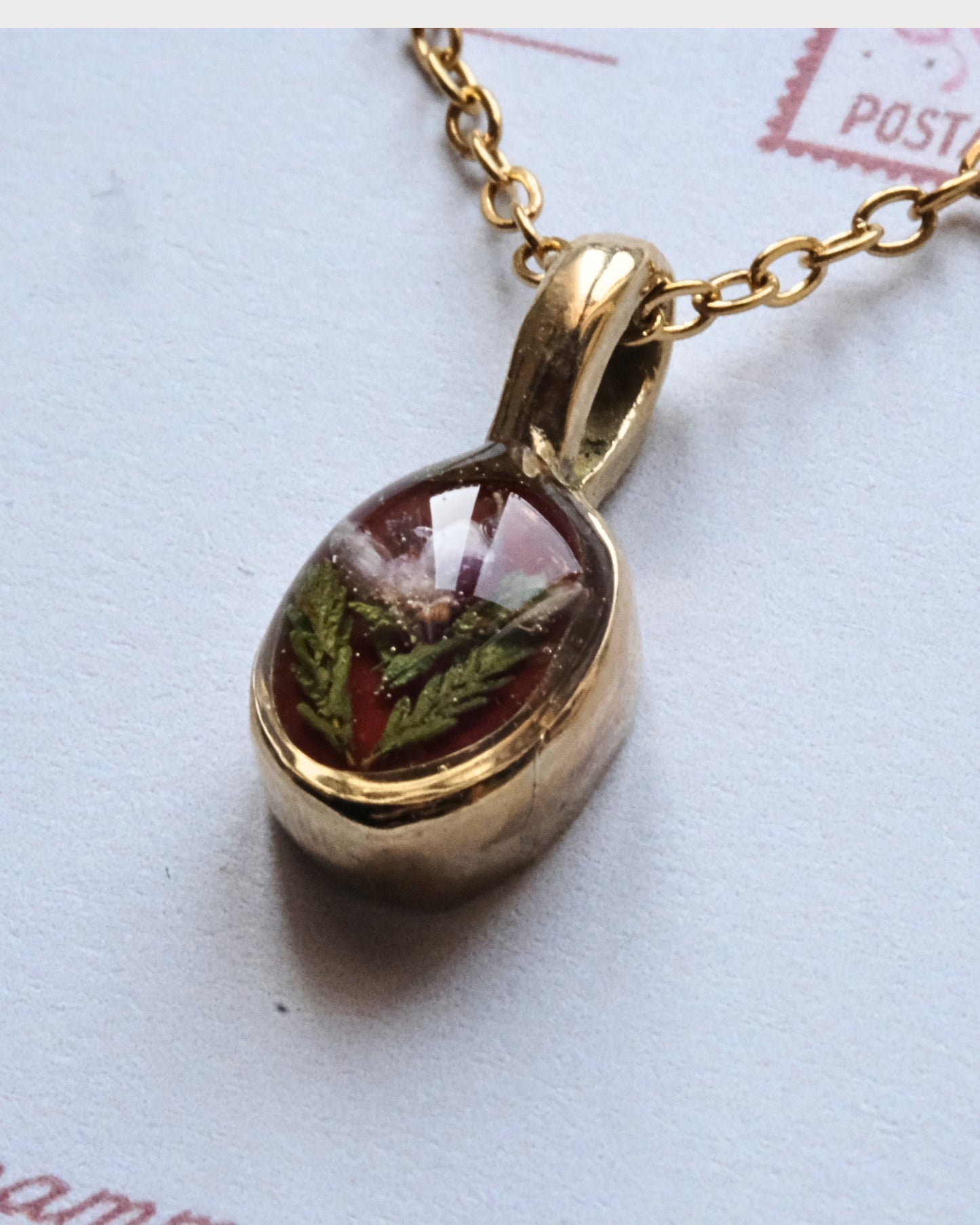 Collana con fiore di Erica rosa su base color cherry