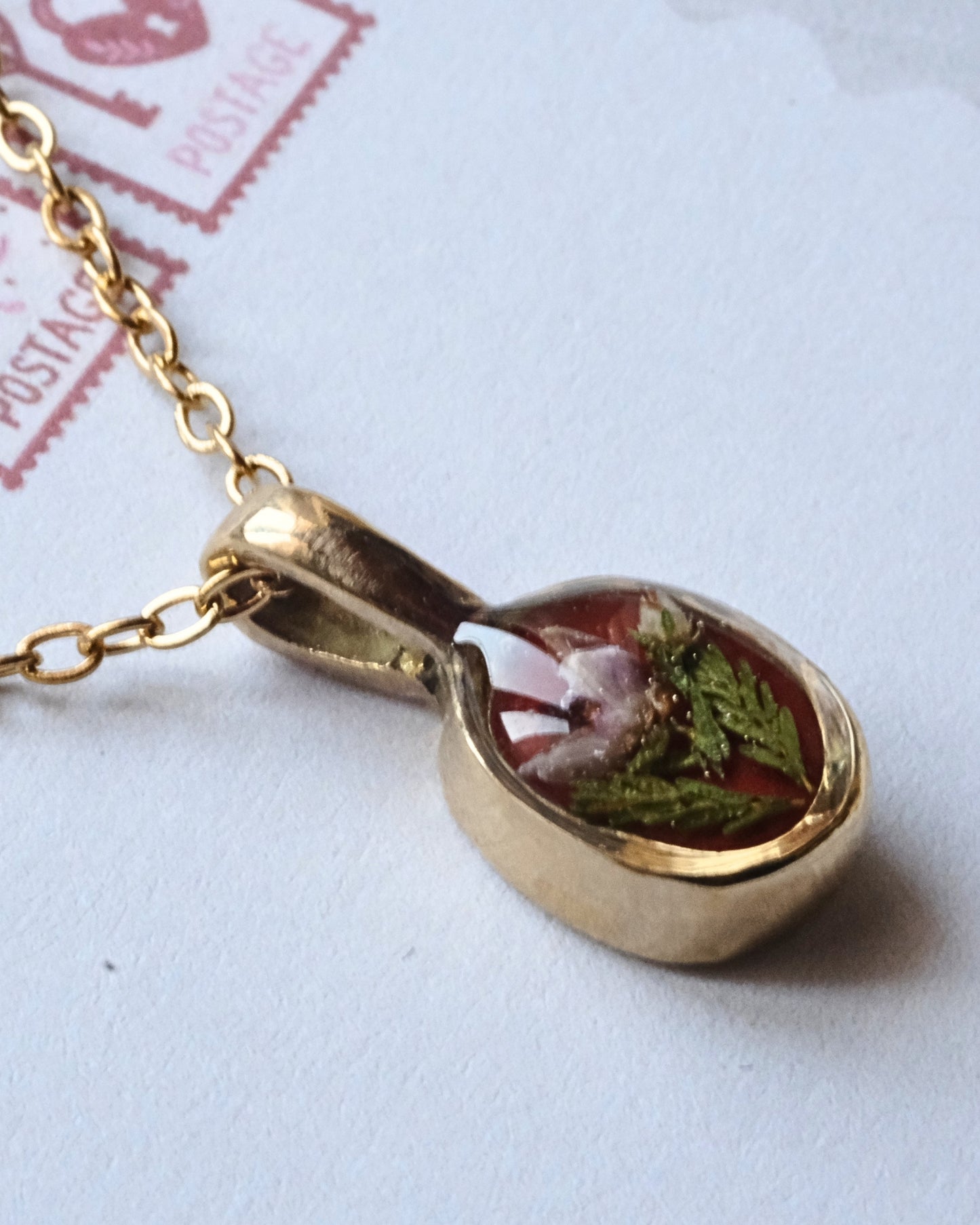 Collana con fiore di Erica rosa su base color cherry