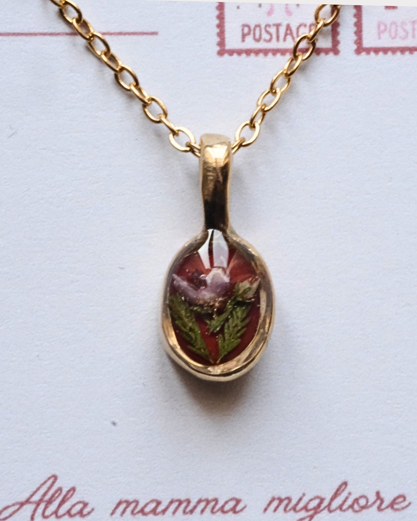 Collana con fiore di Erica rosa su base color cherry