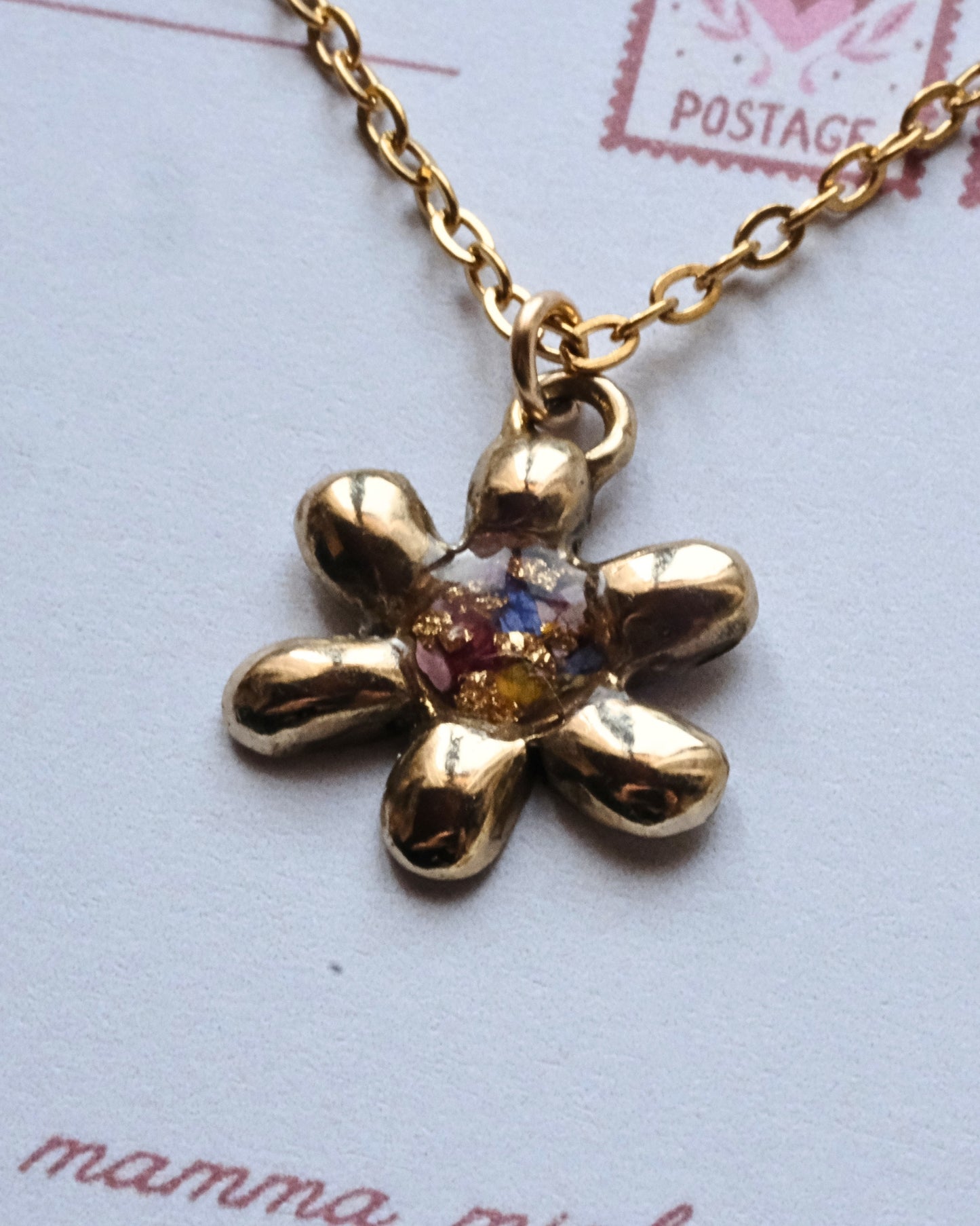 Collana a forma di fiore con frammenti di petali e foglia oro