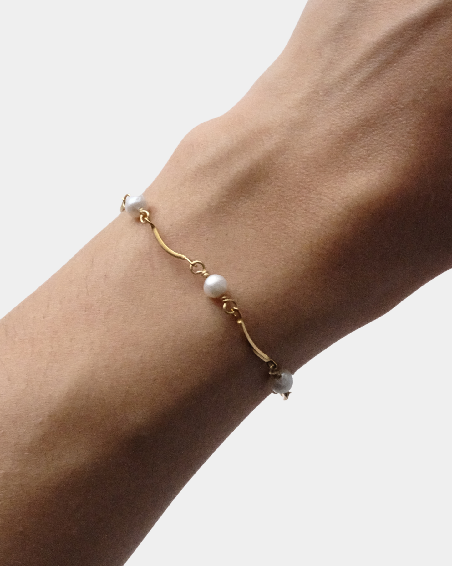 Bracciale con maglie ondulate e perle di fiume