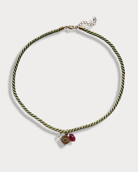 Collana in cordino intrecciato color verde con pendente a forma di sole e pietra di tormalina e perla di fiume