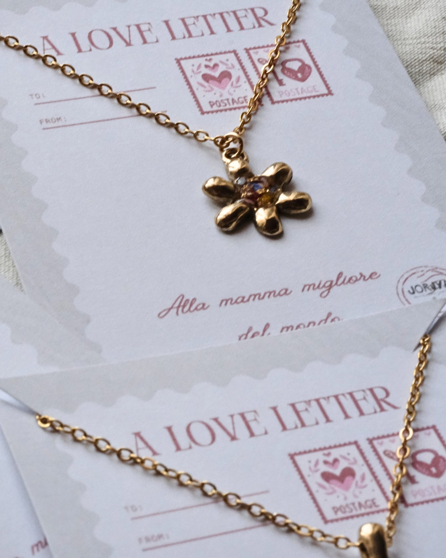 Collana a forma di fiore con frammenti di petali e foglia oro