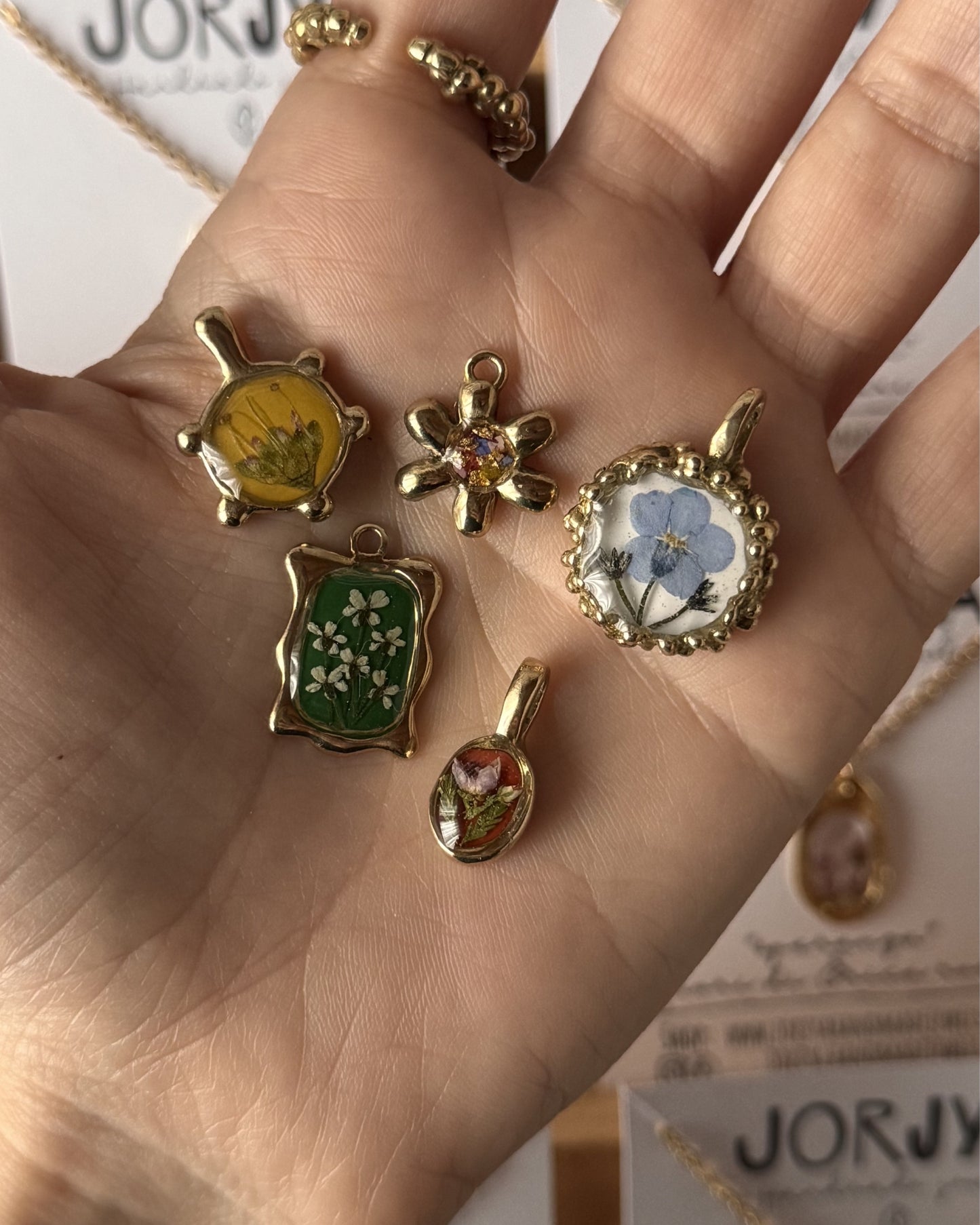Collana a forma di fiore con frammenti di petali e foglia oro