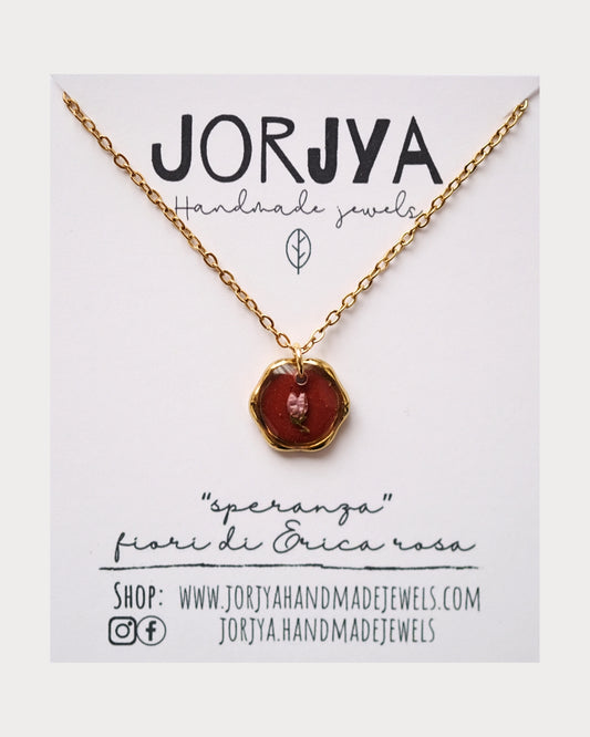 Collana "speranza" con pendente dorato con un fiore di erica rosa su base cherry