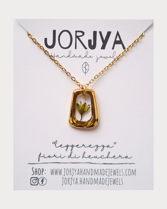 Collana "leggerezza" con pendente dorato con fiore di heuchera verde