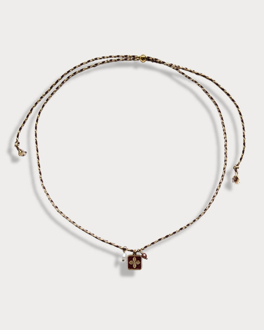 Collana in cordino intrecciato sottile color marrone con pendente a forma di foglie e pietra del sole e perla di fiume