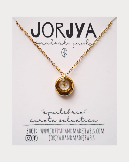 Collana "equilibrio" con pendente dorato con un fiore di carota selvatica