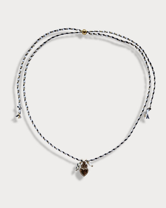 Collana in cordino intrecciato sottile color nero con pendente a forma di cuore e pietre di diaspro dalmata e perla di fiume