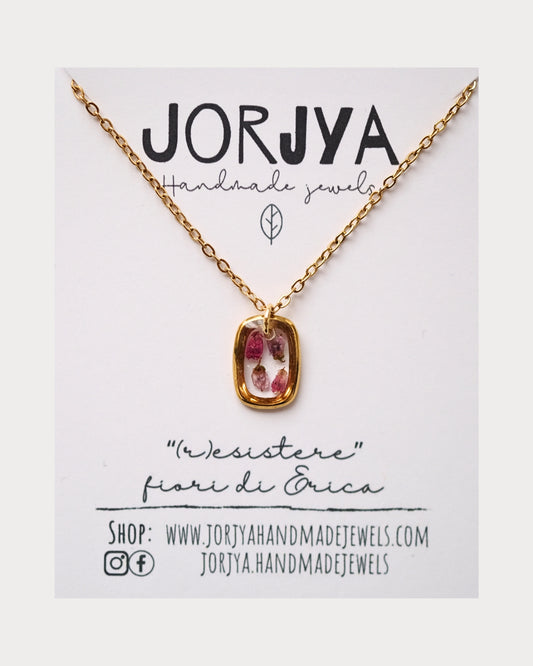 Collana "(r)esistere" con pendente dorato con fiori di Erica rosa e fucsia