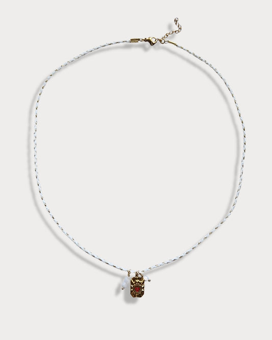 Collana in cordino intrecciato sottile color bianco con pendente a forma di cuore sacro e pietre di giada bianca e perla di fiume