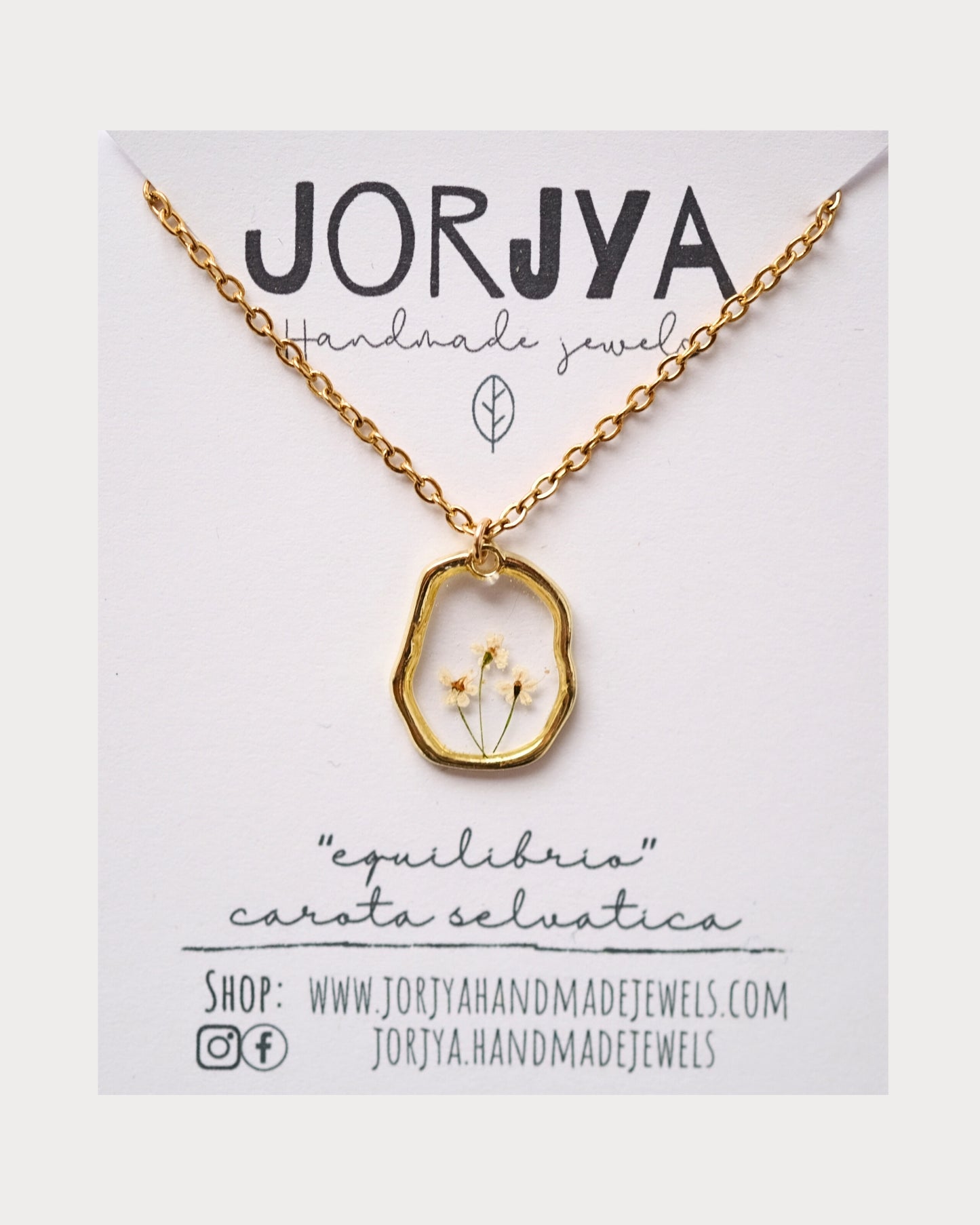 Collana "equilibrio" con tre fiori di carota selvatica bianca