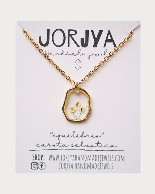 Collana "equilibrio" con tre fiori di carota selvatica bianca