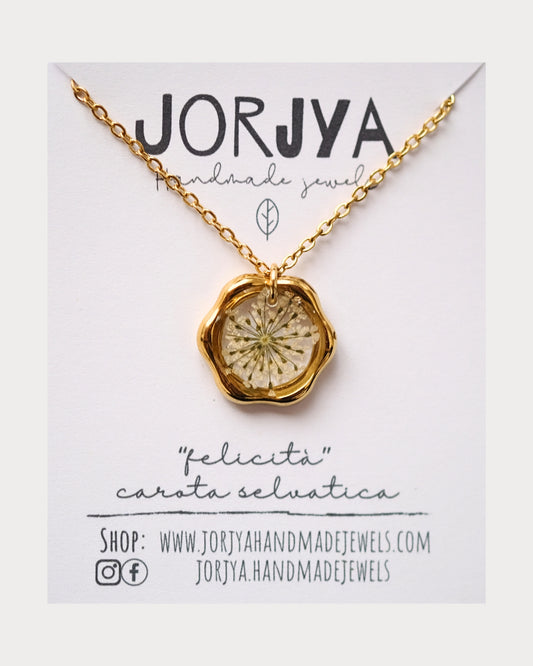 Collana "felicità" con pendente dorato con fiori di carota selvatica bianca