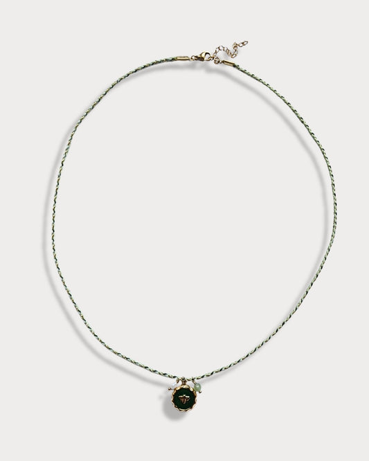 Collana in cordino intrecciato sottile color verde con pendente a forma di ape e pietra di avventurina e perla di fiume