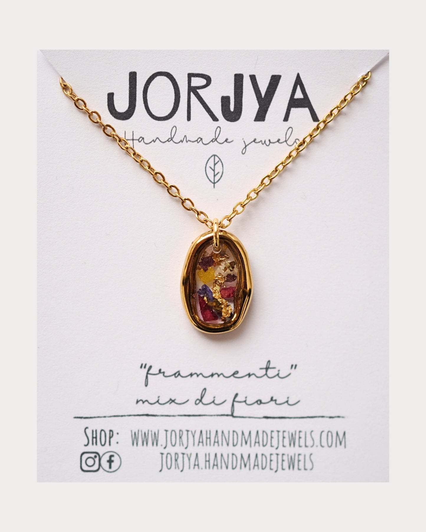 Collana "frammenti" con pendente dorato con mix di frammenti di fiori e foglia oro