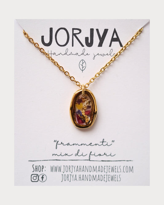 Collana "frammenti" con pendente dorato con mix di frammenti di fiori e foglia oro