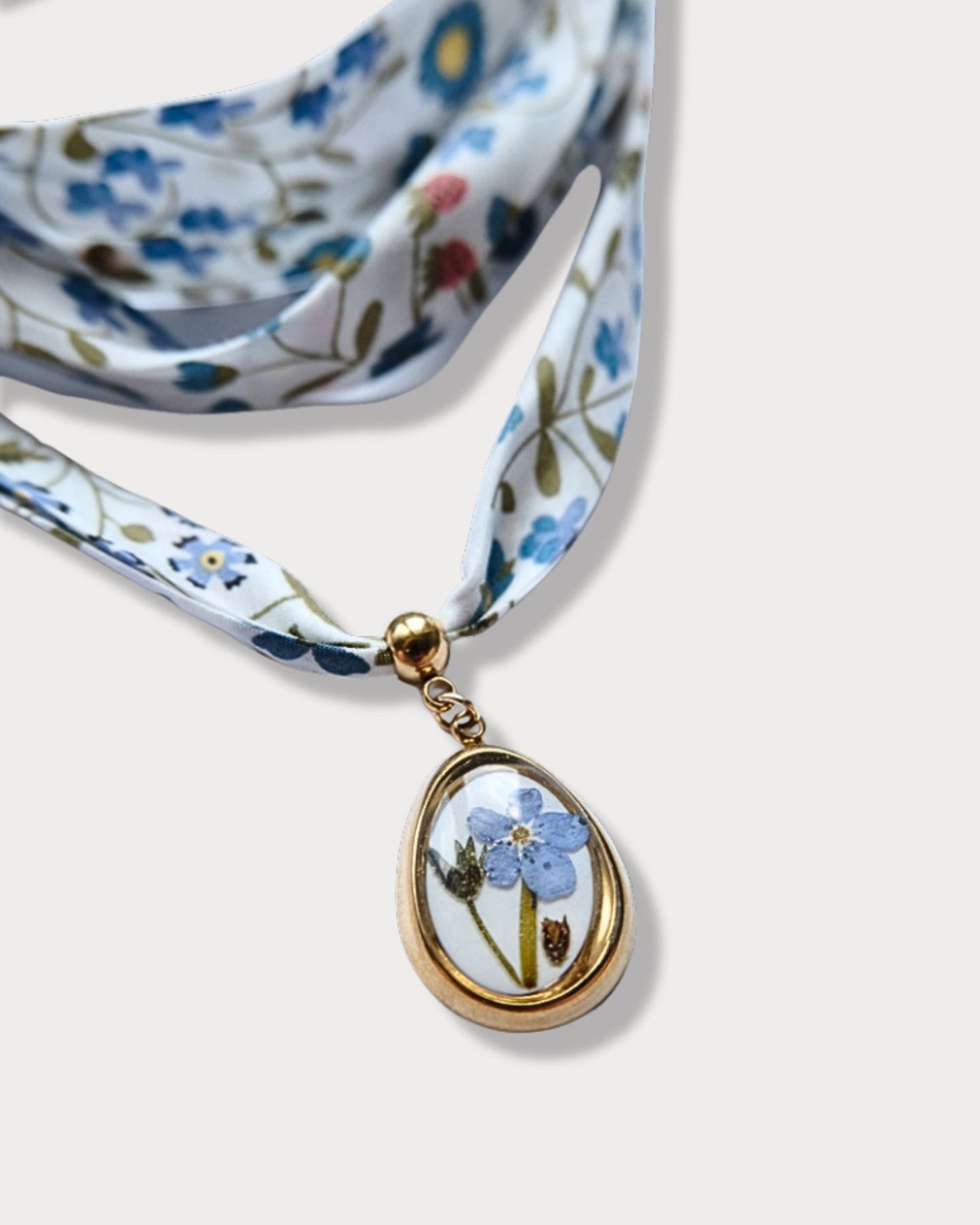 Collana in tessuto di cotone floreale con pendente con non ti scordar di me